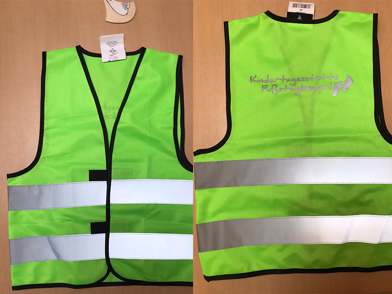 Warnwesten mit KiTa-Logo